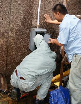 義務(wù)新接管道，解決水壓不足問題